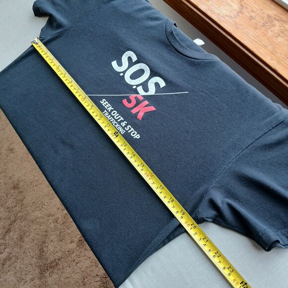 SOS 5K Black T-shirt Large ? World Concern seek out & stop trafficking marathon - Picture 9 of 10